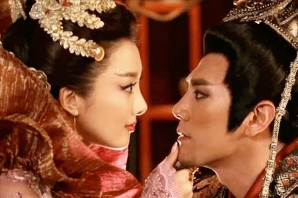 Những hành động, sở thích rùng rợn của Trụ Vương khiến quần thần và người dân căm phẫn. Nhiều cuộc nổi dậy đã diễn ra. Do chỉ mải mê ăn chơi hưởng lạc nên Trụ Vương không thể bảo vệ cơ nghiệp của tổ tiên. Trước cuộc nổi dậy mạnh mẽ do Chu Vũ Vương tiến hành, Trụ Vương biết không thể xoay chuyển tình thế đã chạy đến Lộc Đài, quấn đầy ngọc ngà châu báu lên người rồi nhảy vào lửa tự sát.