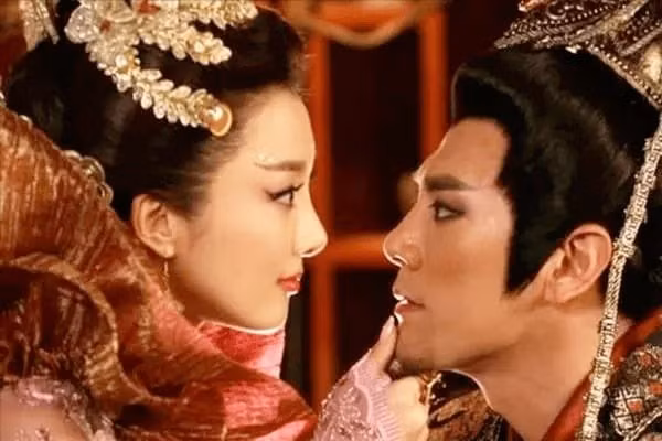 Những hành động, sở thích rùng rợn của Trụ Vương khiến quần thần và người dân căm phẫn. Nhiều cuộc nổi dậy đã diễn ra. Do chỉ mải mê ăn chơi hưởng lạc nên Trụ Vương không thể bảo vệ cơ nghiệp của tổ tiên. Trước cuộc nổi dậy mạnh mẽ do Chu Vũ Vương tiến hành, Trụ Vương biết không thể xoay chuyển tình thế đã chạy đến Lộc Đài, quấn đầy ngọc ngà châu báu lên người rồi nhảy vào lửa tự sát.