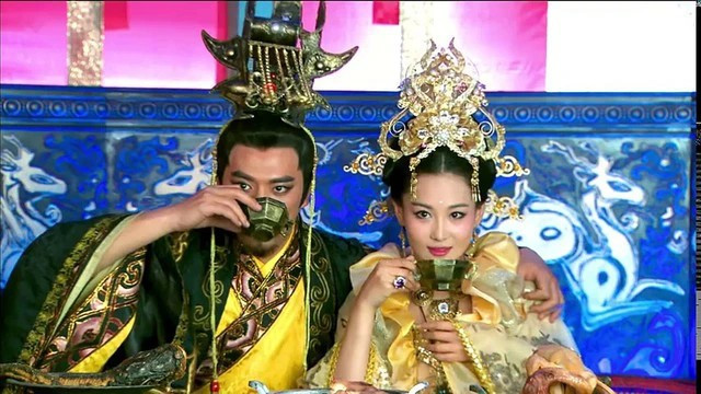 Suốt thời gian cầm quyền, Trụ Vương với sự thông minh đã nghĩ ra nhiều cách trừng phạt phạm nhân rùng rợn. Trong số này có việc những quan lại chống đối nhà vua thì sẽ bị trói tay dẫn đến trước mặt văn võ bá quan. Kế đến, Trụ Vương sai quân lính đốt một đống củi to và bắc ngang trên đống lửa một thanh đồng tròn bôi mỡ bóng nóng, trơn.