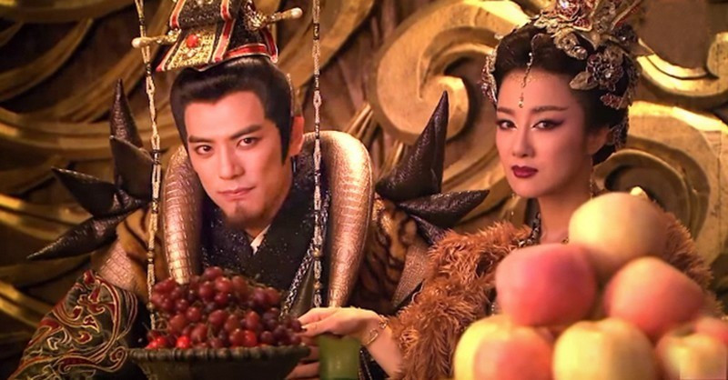 Trong Sử ký, Tư Mã Thiên viết rằng, Trụ Vương là con của Đế Ất. Từ nhỏ, Tử Thụ đã sớm thông hiểu sách vở, vẻ ngoài tráng kiệt lạ thường. Không chỉ là người thông minh, có tài hùng biện, Trụ Vương còn có sức khỏe tráng kiệt.