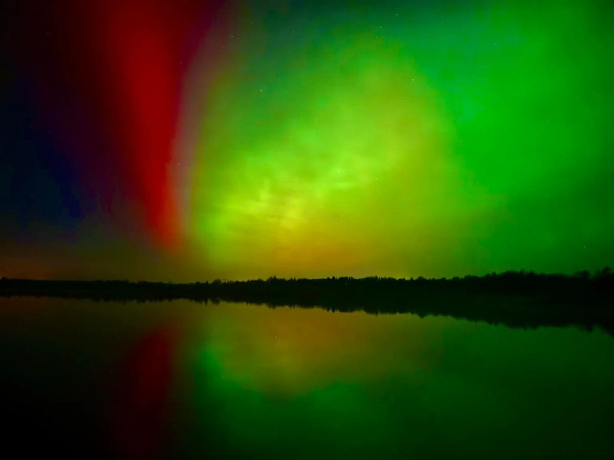 Nguyên nhân của hiện tượng cực quang hiếm gặp này là do Mặt trời phóng ra một lượng lớn hạt mang điện. Khi các hạt này va chạm với từ trường Trái Đất, chúng tạo ra những màn ánh sáng nhiều màu sắc trên bầu trời đêm. Ảnh: Facebook/Ireland Weather Channel.