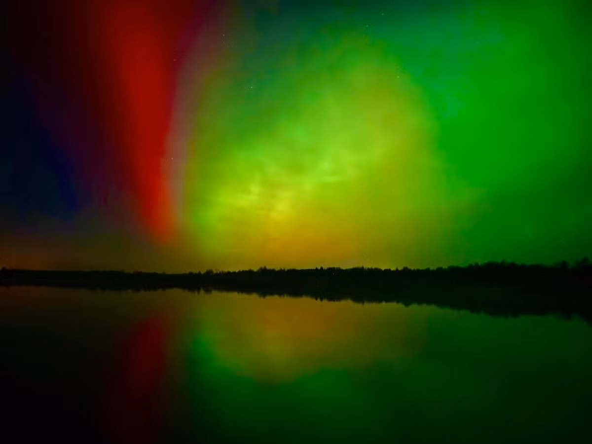 Nguyên nhân của hiện tượng cực quang hiếm gặp này là do Mặt trời phóng ra một lượng lớn hạt mang điện. Khi các hạt này va chạm với từ trường Trái Đất, chúng tạo ra những màn ánh sáng nhiều màu sắc trên bầu trời đêm. Ảnh: Facebook/Ireland Weather Channel.