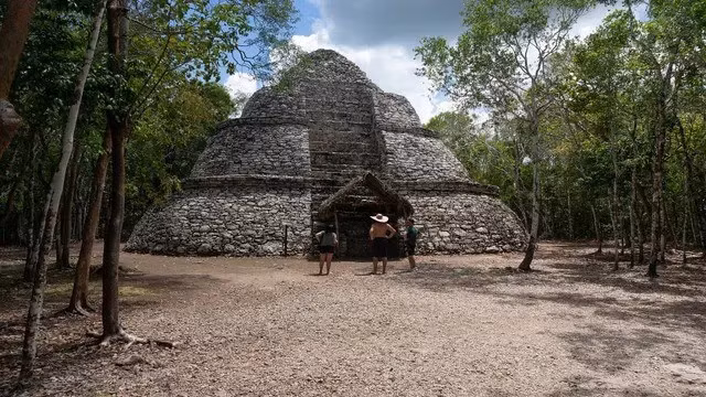 Mặc dù "Đá Nền" có đề cập đến lễ đăng quang của Nữ hoàng Ix Ch'ak Ch'een nhưng triều đại của bà vẫn chưa được xác định chính xác. Tuy nhiên, tên của nữ hoàng Maya này được nhắc đến trong nhiều công trình bao gồm một sân bóng được cho là được xây dựng vào khoảng ngày 9.7.0.0.0 theo lịch Maya, tức ngày 8 tháng 12 năm 573. Ảnh: wikimedia.
