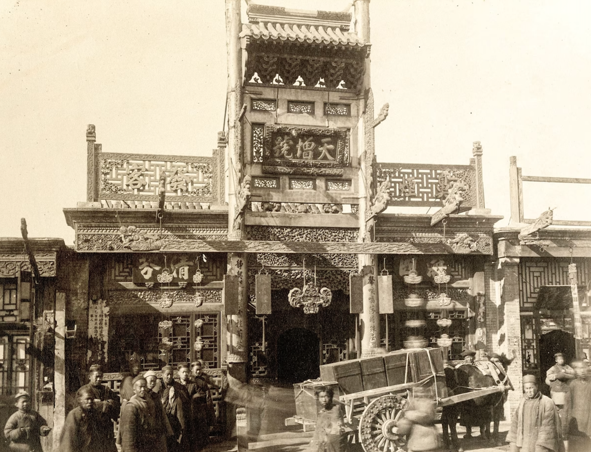 Khung cảnh sầm uất trên một con phố ở Bắc Kinh.