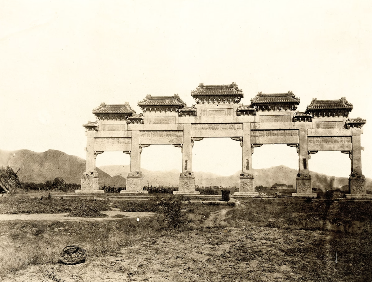 Cánh cổng lớn dẫn vào khu lăng mộ của hoàng tộc nhà Minh ở ngoại thành Bắc Kinh. Ảnh: Thomas Child.