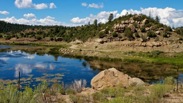 Từ những năm 1970, một số người dân địa phương khẳng định đã nhìn thấy UFO, người ngoài hành tinh. Thậm chí, một vài trường hợp kể rằng đã trông thấy những sinh vật lai giữa người và người ngoài hành tinh đi lại khắp thị trấn Dulce gần đó. Ảnh: Christopher Nicol/Wikimedia Commons.