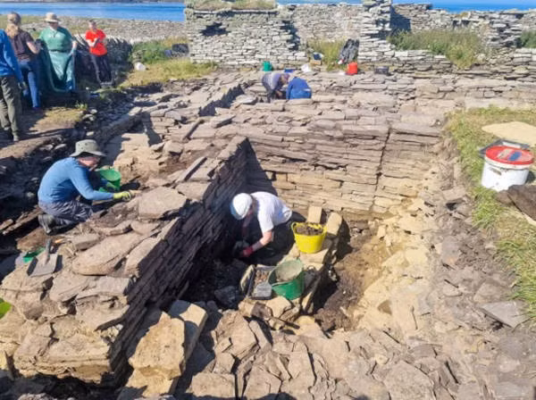 Một đầu người bằng đá sa thạch có niên đại khoảng 900 tuổi đã được các chuyên gia phát hiện tại nông trại Skaill trên đảo Rousay, Scotland. Đây là một trong những tác phẩm chạm khắc đá thời Trung cổ quan trọng nhất được phát hiện ở Orkney trong những năm gần đây. Ảnh: University of the Highlands and Islands Archaeology Institute.