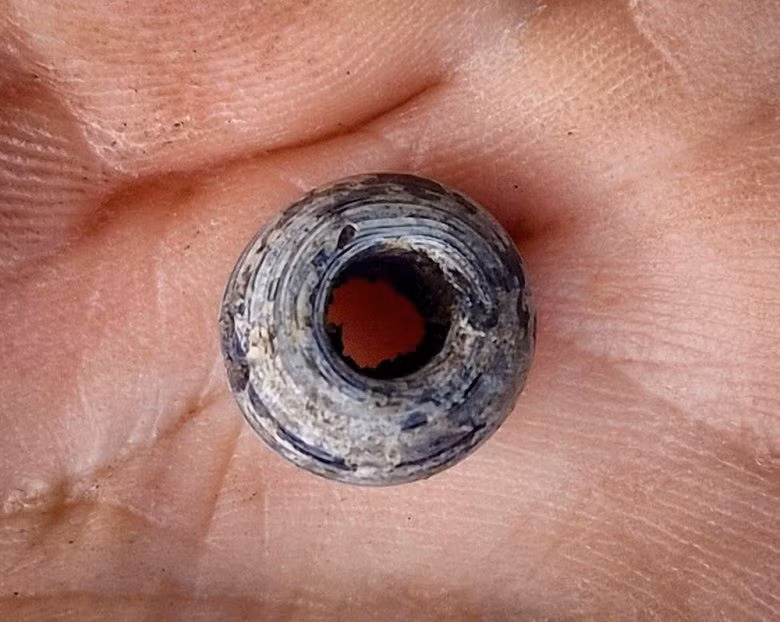 Chiếc đầu đá thời Trung cổ có thể là một phần của công trình tôn giáo như nhà thờ có niên đại vào thế kỷ 12. Công trình này có thể tượng trưng cho sự bảo trợ của giới quý tộc đối với nghệ thuật điêu khắc đá chất lượng cao. Ảnh: UHI Archaeology Institute.