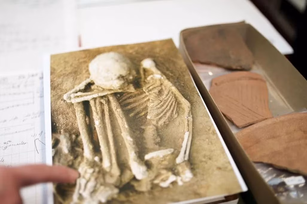 Những bộ hài cốt được khai quật ở Trung Quốc, Philippines, Lào... không có dấu hiệu ướp xác rõ rệt bằng mắt thường. Tuy nhiên, khi phân tích kỹ, các chuyên gia phát hiện dấu vết cháy xém trên xương của những bộ hài cốt được chôn trong tư thế ngồi xổm. Ảnh: Australian National University.