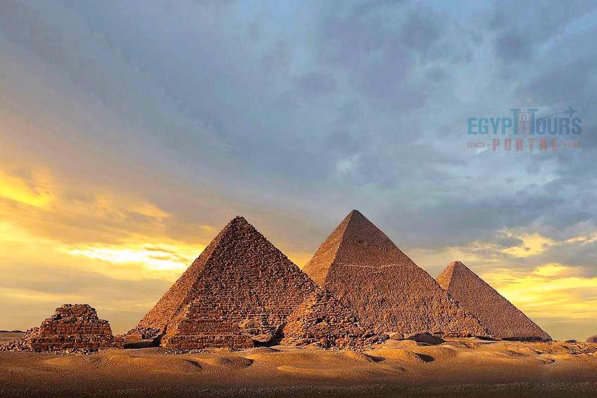 Đại kim tự tháp Giza là kim tự tháp lớn nhất ở Ai Cập. Công trình được xây dựng dưới thời pharaoh Khufu, người trị vì Ai Cập vào thời kỳ Vương triều thứ Tư của Cổ vương quốc. Đây là một trong 3 kim tự tháp ở cao nguyên Giza, bên cạnh Kim tự tháp Khafre, Kim tự tháp Menkaure. Ngoài ra, nơi đây còn có tượng Nhân sư. Ảnh: egypttoursportal.