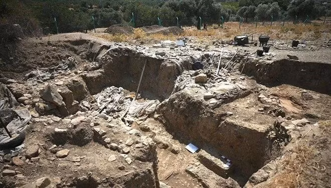 Những ngôi nhà hình tròn này được xây dựng bằng vật liệu trát vữa, đan bằng sậy hoặc que gỗ phủ bùn, cùng với sàn nhà lõm. Các công trình có đường kính khoảng 4 - 6m, được xây dựng trên nền đá đã chuẩn bị sẵn, và có thể có mái tranh làm từ thảm thực vật địa phương. Thiết kế này giúp ngôi nhà cách nhiệt và bảo vệ khỏi mưa bão, phù hợp với cuộc sống trên đảo. Ảnh: anatolianarchaeology.