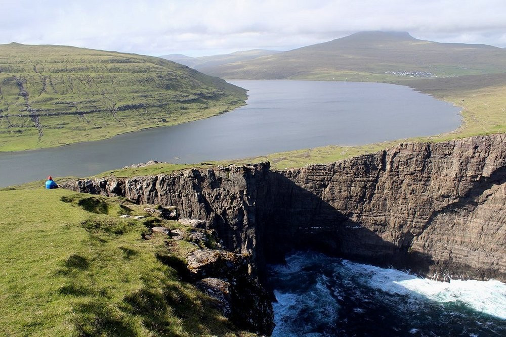 Do vậy, hồ nước được người dân gọi là Sørvágsvatn hay Leitisvatn. Ngoài ra, một số cư dân gọi hồ là Vatnið (có nghĩa đơn giản là "hồ") để tránh xảy ra cuộc tranh luận về tên gọi của hồ. Ảnh: tripadvisor.com.vn.