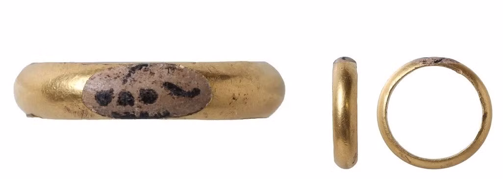 Tuy nhiên, những ghi chép lịch sử cho thấy Sir Bassingbourne Gawdy mất khi chưa lập gia đình và tước hiệu cha truyền con nối của ông đã không còn. Do đó, giới chuyên gia không rõ ai đã đặt làm hoặc đeo chiếc nhẫn để tưởng nhớ cái chết của vị quý tộc trên. Ảnh: Norfolk County Council/CC-BY SA.