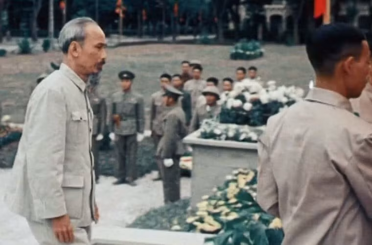 Ngày 17/11/1946, tại Nhà hát Lớn Hà Nội, Hội Liên Hiệp Quốc dân Việt Nam đã tổ chức lễ xung phong “Mùa đông binh sĩ”, mở đầu cuộc vận động “Mùa đông binh sĩ” trong cả nước để giúp chiến sĩ trong mùa đông giá rét. Chủ tịch Hồ Chí Minh đã đến dự buổi lễ và Người đã cởi chiếc áo đang mặc để tặng binh sĩ. Nguồn ảnh: Tư liệu