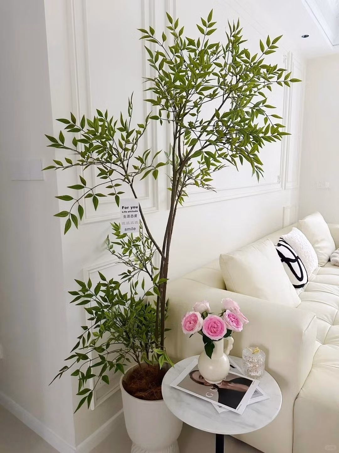  Hoa nở trắng muốt, kết trái đỏ rực đến tận mùa đông Hoa nhỏ màu trắng hoặc kem, mọc thành chùm dài. Khi đậu quả, cây kết chùm quả đỏ tươi như mã não, bền bỉ giữ sắc đến mùa đông lạnh giá.