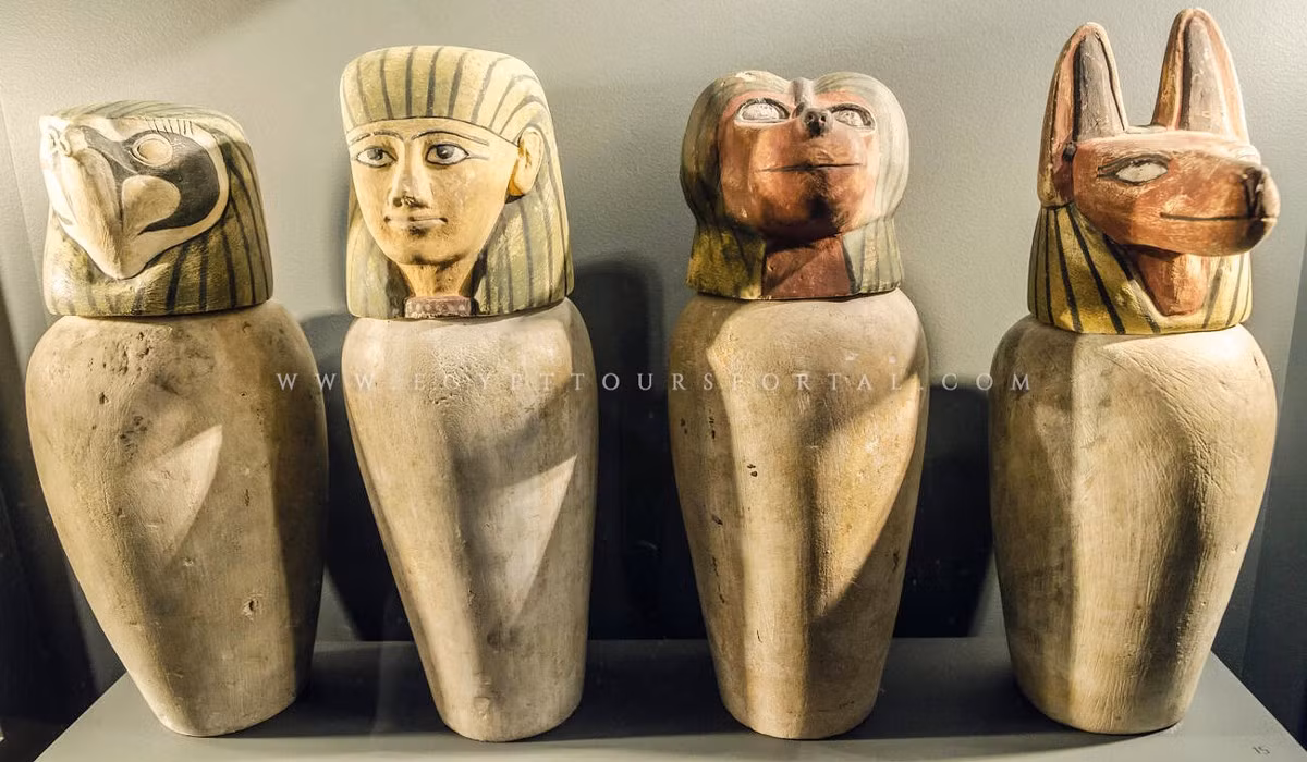 Việc đặt các cơ quan nội tạng vào những chiếc bình canopic rồi niêm kín nhằm đảm bảo người chết vẫn còn “nguyên vẹn” ở thế giới bên kia. Do đó, việc bảo quản kỹ lưỡng là vô cùng quan trọng và những chiếc bình canopic thường được đặt trong cùng ngôi mộ với xác ướp. Ảnh: egypttoursportal.