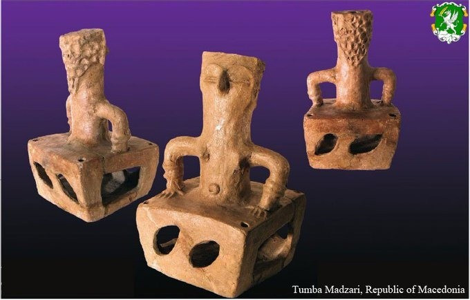 Giới chuyên gia đã tìm thấy bức tượng trên cùng với hàng chục chiếc nồi, cốc và bình gốm còn nguyên vẹn trong tàn tích một ngôi nhà. Ảnh: Haemus Macedonia – center for promotion of culture.