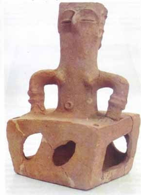 Các nhà khảo cổ tin rằng, tượng "Người mẹ Vĩ đại" được tìm thấy trong một ngôi nhà ở khu định cư Tumba Madžari - nơi được sử dụng trong khoảng thời gian từ năm 5800 trước Công nguyên đến năm 5200 trước Công nguyên. Cấu trúc hình vuông ở nửa thân dưới của bức tượng có kích thước khoảng 2,4 x 2,4 cm. Ảnh: macedonium.org.