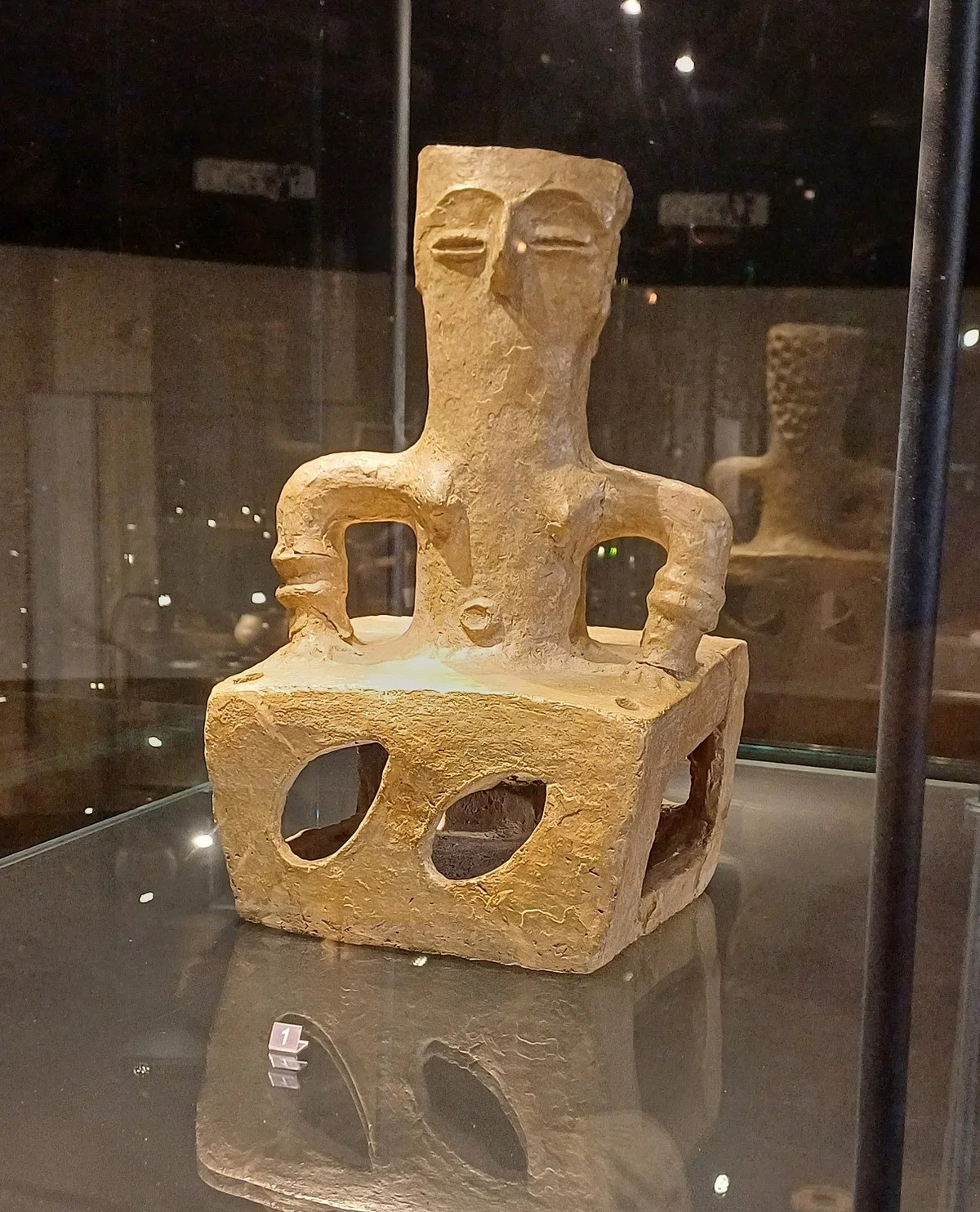 Hình dạng khối lập phương khác thường của nửa dưới cơ thể bức tượng được cho là mô phỏng thiết kế của những ngôi nhà thời Đồ đá mà nữ thần được tạo ra để bảo vệ cách đây gần 7.800 năm. Ảnh: worldhistory.org.