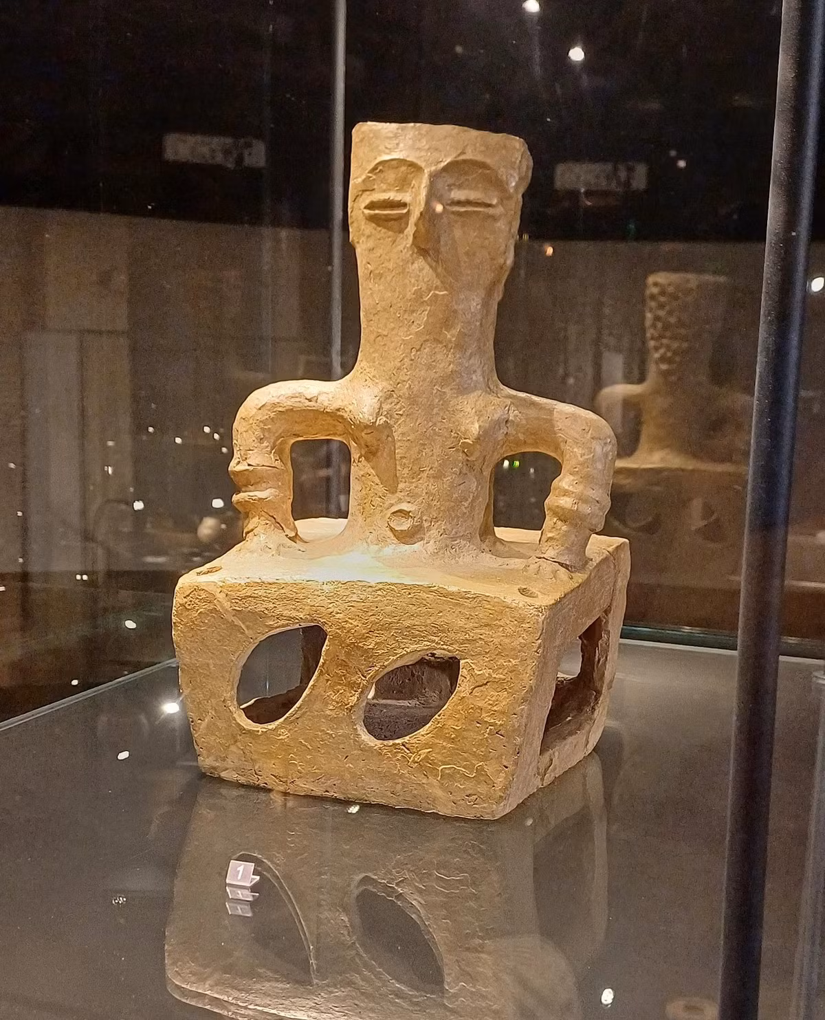 Hình dạng khối lập phương khác thường của nửa dưới cơ thể bức tượng được cho là mô phỏng thiết kế của những ngôi nhà thời Đồ đá mà nữ thần được tạo ra để bảo vệ cách đây gần 7.800 năm. Ảnh: worldhistory.org.