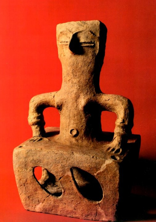 Tóc của vị thần được búi thành đuôi ngựa hoặc tết bím ở phía sau đầu. Các nhà nghiên cứu phát hiện những vết sơn màu nâu còn sót lại trên trán, có thể là tóc mái. Ảnh: zmurh.hr.