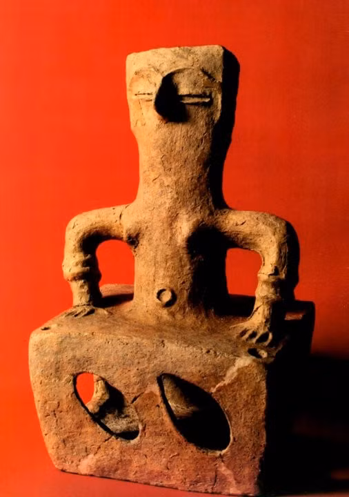 Tóc của vị thần được búi thành đuôi ngựa hoặc tết bím ở phía sau đầu. Các nhà nghiên cứu phát hiện những vết sơn màu nâu còn sót lại trên trán, có thể là tóc mái. Ảnh: zmurh.hr.