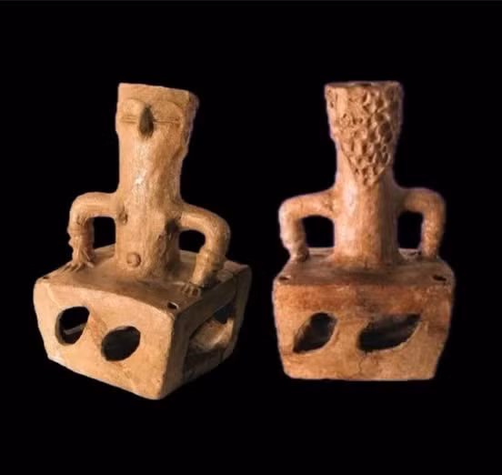 Nửa thân dưới của bức tượng "Người mẹ Vĩ đại" có hình hộp giống như ngôi nhà nơi nữ thần này được tìm thấy. Vị nữ thần dường như đang vươn lên từ ngôi nhà. Tư thế này cho thấy bà đang trông coi ngôi nhà. Phần đáy rỗng cho thấy bức tượng từng được sử dụng như một loại bàn thờ, nơi người ta đốt hương, thảo mộc khô hoặc đặt ngũ cốc để thờ cúng. Ảnh: The Mother Goddess/Facebook.