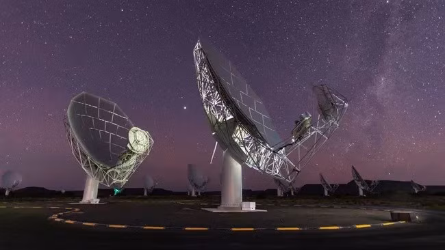 Một đài quan sát tại Nam Phi thông báo đã phát hiện tín hiệu vô tuyến đầu tiên phát ra từ 3I/Atlas, vật thể liên sao đang thu hút nhiều tranh luận trong suốt thời gian qua. Khám phá mới giúp củng cố thêm bằng chứng cho thấy 3I/Atlas thực chất là một sao chổi, không phải UFO của người ngoài hành tinh như nhiều người đồn đoán. Ảnh: SARAO/MeerKAT.