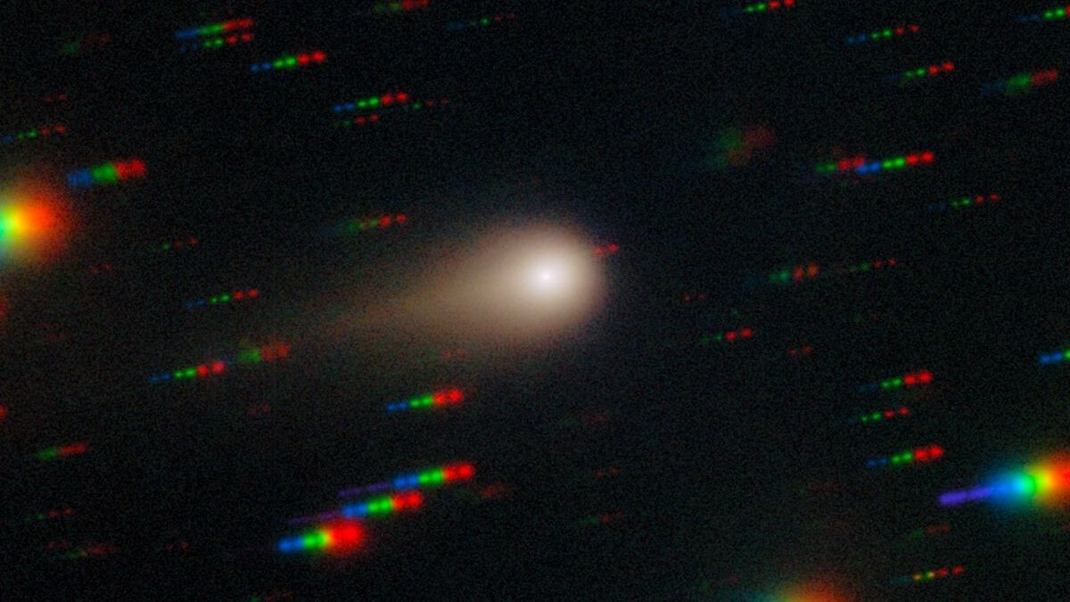 Trong trường hợp của vật thể liên sao 3I/Atlas, hình học quan sát khiến vạch OH xuất hiện dưới dạng hấp thụ thay vì phát xạ. Ảnh: International Gemini Observatory et al.; full credit below.