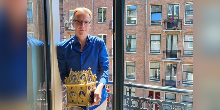 Theo sử gia Brand, ông và người có liên quan vụ trộm đã đạt được thỏa thuận để hoàn trả “Máu thánh” cho nhà thờ một cách an toàn. Ông đề nghị với người đó rằng hãy để thánh tích trước cửa nhà ông và bấm chuông trước khi rời đi. Ảnh: Arthur Brand.