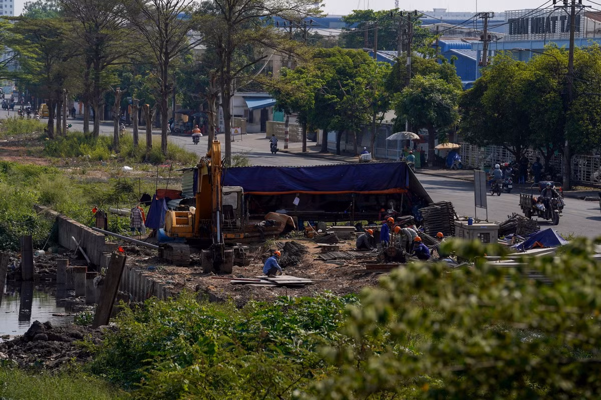 Thời gian gần đây, trên công trường khá vắng vẻ, chỉ lác đác vài công nhân làm việc, nhiều máy móc nằm im hoặc hoạt động cầm chừng.