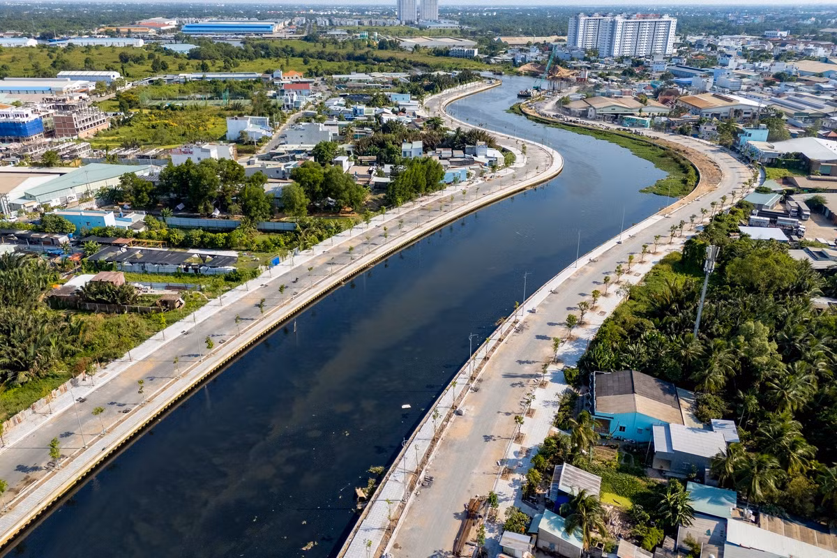 Ông Võ Viết Cường, Phó trưởng Ban dự án 4, đặt quyết tâm đưa dự án hoàn thành mục tiêu tiến độ đề ra. Cụ thể, đến ngày 30/9, dự án dự kiến thông xe và hoàn thiện cơ bản 6 gói thầu (số 1, 2, 7, 8, 9, 10); và đến giai đoạn 30/10-30/11, dự án sẽ hoàn thành thông xe cho 4 gói thầu còn lại (số 3, 4, 5, 6). Đến 31/12, dự án quyết tâm thông xe toàn tuyến 64 km cả hai bên bờ kênh.