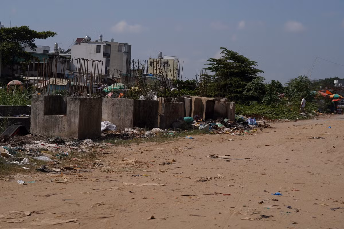 Nhiều đoạn kênh hoàn toàn không có dấu hiệu thi công, vật liệu xây dựng tập kết thành đống, sắt thép phơi ngoài trời lâu ngày có dấu hiệu hoen gỉ.