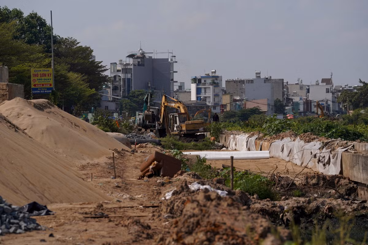 Trước đó, dự án từng đặt mục tiêu về đích vào dịp lễ 30/4/2025 nhưng đã phải điều chỉnh do các vướng mắc phát sinh.