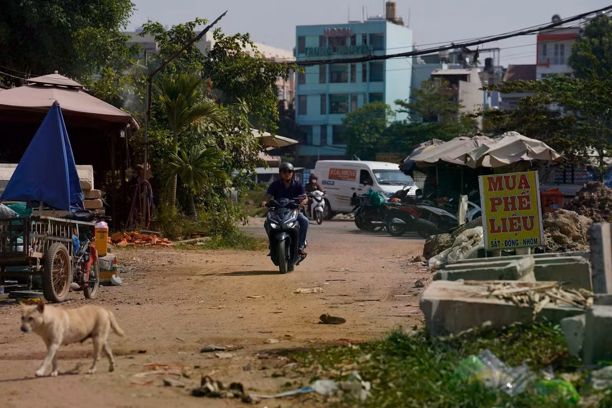 Việc thi công cầm chừng ảnh hưởng trực tiếp đến sinh hoạt và kinh doanh của người dân. Nhiều hộ dân phản ánh đường sá bụi bặm vào mùa khô, lầy lội khi mưa xuống, thậm chí trở thành bãi đổ rác trộm.
