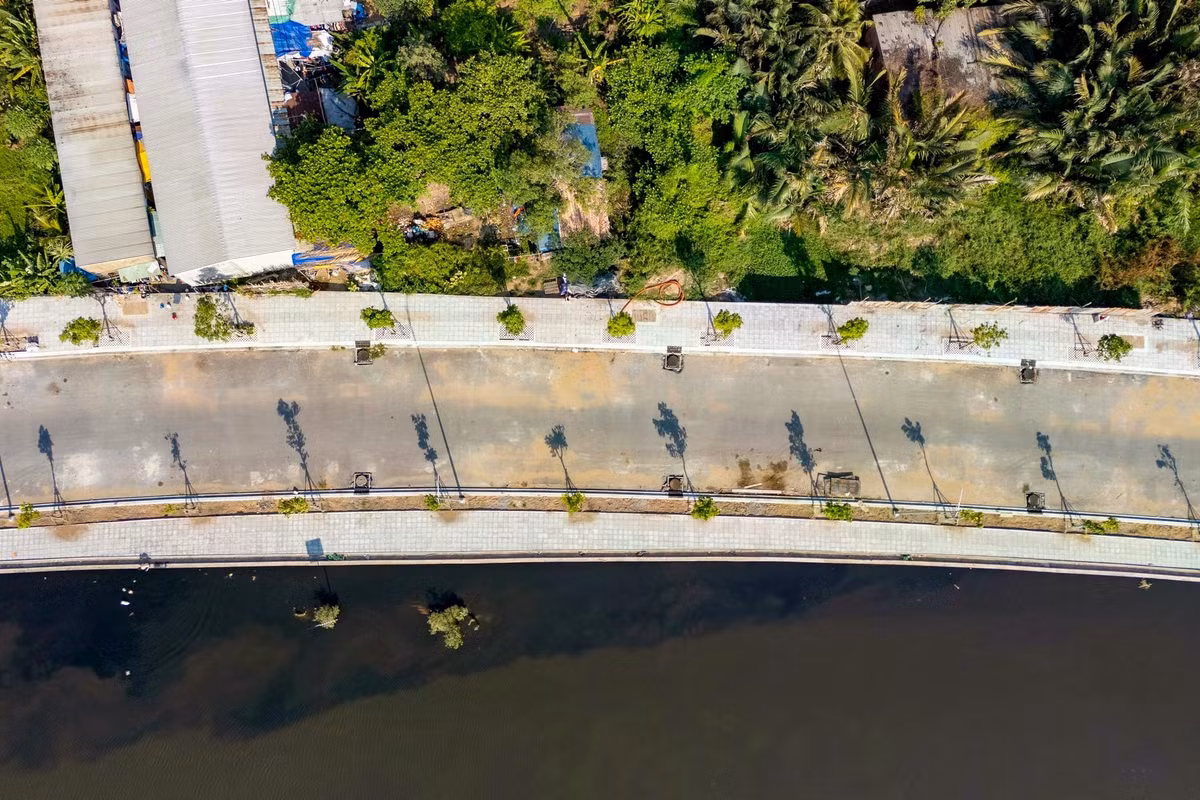 Dự án có 10 gói xây lắp chính, tiến độ các gói thầu đạt từ 55% đến 80% khối lượng. Trong đó, gói số 9 đạt cao nhất gần 80%, gói số 1 và số 8 đạt khoảng 70%.