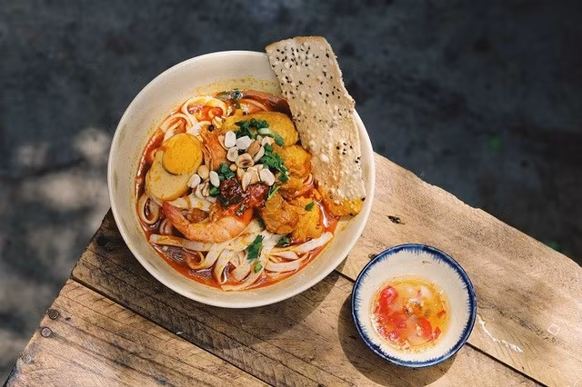 Trong tô mì Quảng sẽ là những miếng thịt heo hoặc cá lóc, thịt gà, tôm, ếch, trứng cút luộc. Ngoài ra, người ta còn bỏ thêm lạc rang, hành lá thái nhỏ, ớt đỏ, rau thơm,... lên trên tô mì để món ăn thêm tròn vị. Mì Quảng không chỉ là một món ăn ngon mà còn là một phần không thể thiếu trong văn hóa ẩm thực của người dân nơi đây.