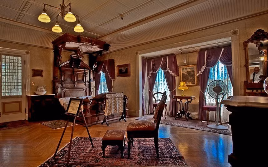 Năm 1922, bà Sarah qua đời trong một giấc ngủ sâu, thọ 83 tuổi. Nhiều năm sau khi bà mất, căn nhà kỳ quái của bà trở thành địa điểm du lịch hút khách. Nhiều người tìm đến đây sau khi nghe những câu chuyện kỳ bí về chủ nhân hoặc những lời đồn về hồn ma. Ảnh: Getty.