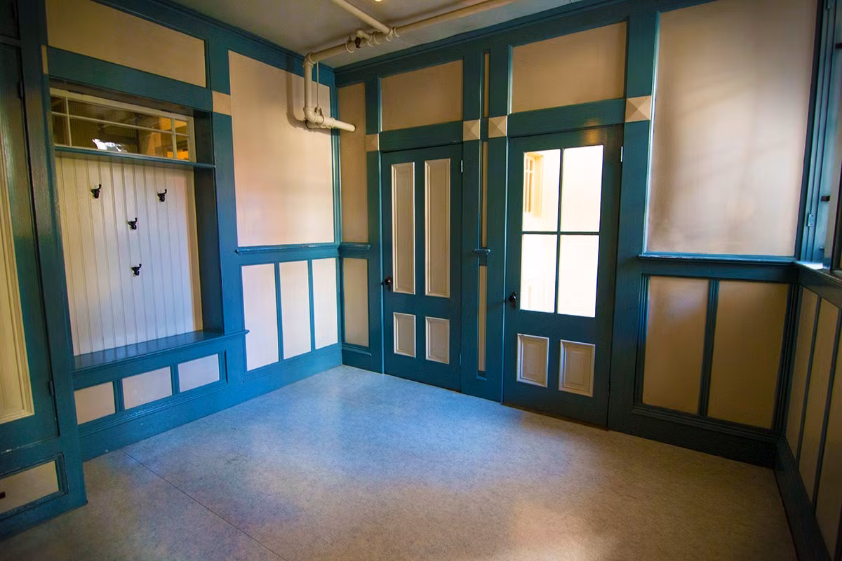 Bà Sarah tin rằng, thiết kế rắc rối, kỳ quái của ngôi nhà sẽ làm lạc hướng của các hồn ma, khiến chúng không thể quấy nhiễu tới cuộc sống của mình. Những người hàng xóm thì cho rằng nữ góa phụ giàu có bị điên. Ảnh: winchestermysteryhouse.com.