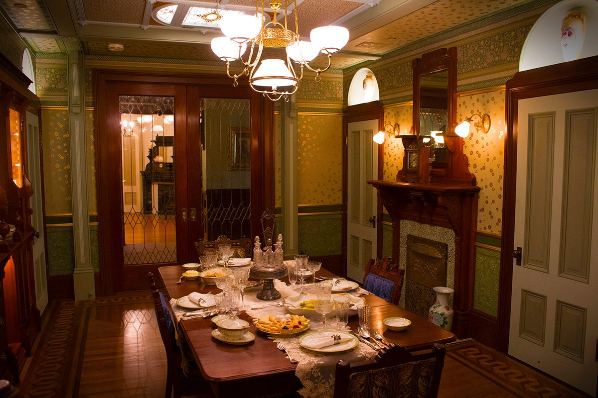 Trong suốt 38 năm, bà Sarah đã cho thợ xây ngôi nhà với kiến trúc bên trong kỳ quái. Ngôi nhà có rất nhiều căn phòng với những lối đi bí mật, cầu thang chẳng dẫn tới đâu, những cánh cửa mở ra khoảng không vô nghĩa, cửa ra vào nhập với cửa sổ... Ảnh: winchestermysteryhouse.com.