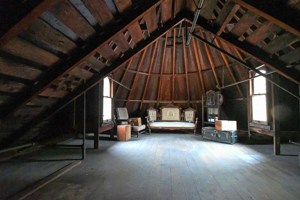 Để thoát khỏi sự đeo bám của những hồn ma, bà Sarah quyết định xây một căn biệt thự lớn bên cạnh một đường cao tốc lớn ở San Jose, California đánh lạc hướng chúng. Ảnh: winchestermysteryhouse.com.