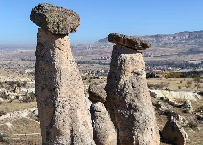 Theo các nhà khoa học, một loạt các vụ phun trào đã phun tro bụi vào vùng mà hiện là Trung Anatolia, sau đó đông cứng thành các lớp tuf dày - một loại đá xốp nhẹ. Ảnh: cappadociatravelpass.