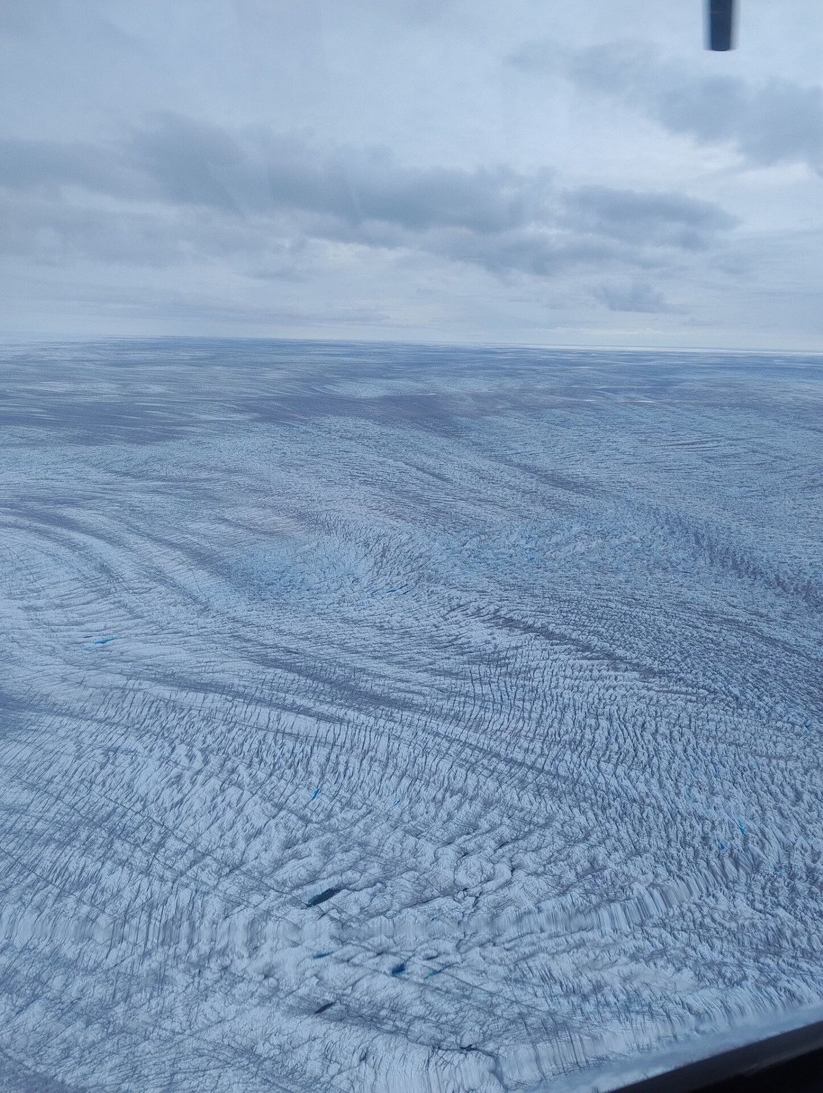 Kết quả cuối cùng là Greenland đã nhỏ hơn một chút. Tuy nhiên, hiệu ứng này không đồng đều trên khắp hòn đảo lớn nhất thế giới. Trong đó, một số phần ở đảo Greenland đang co lại và bị kéo lại gần nhau, trong khi những phần khác lại được kéo giãn và mở rộng. Ảnh: DTU Space.