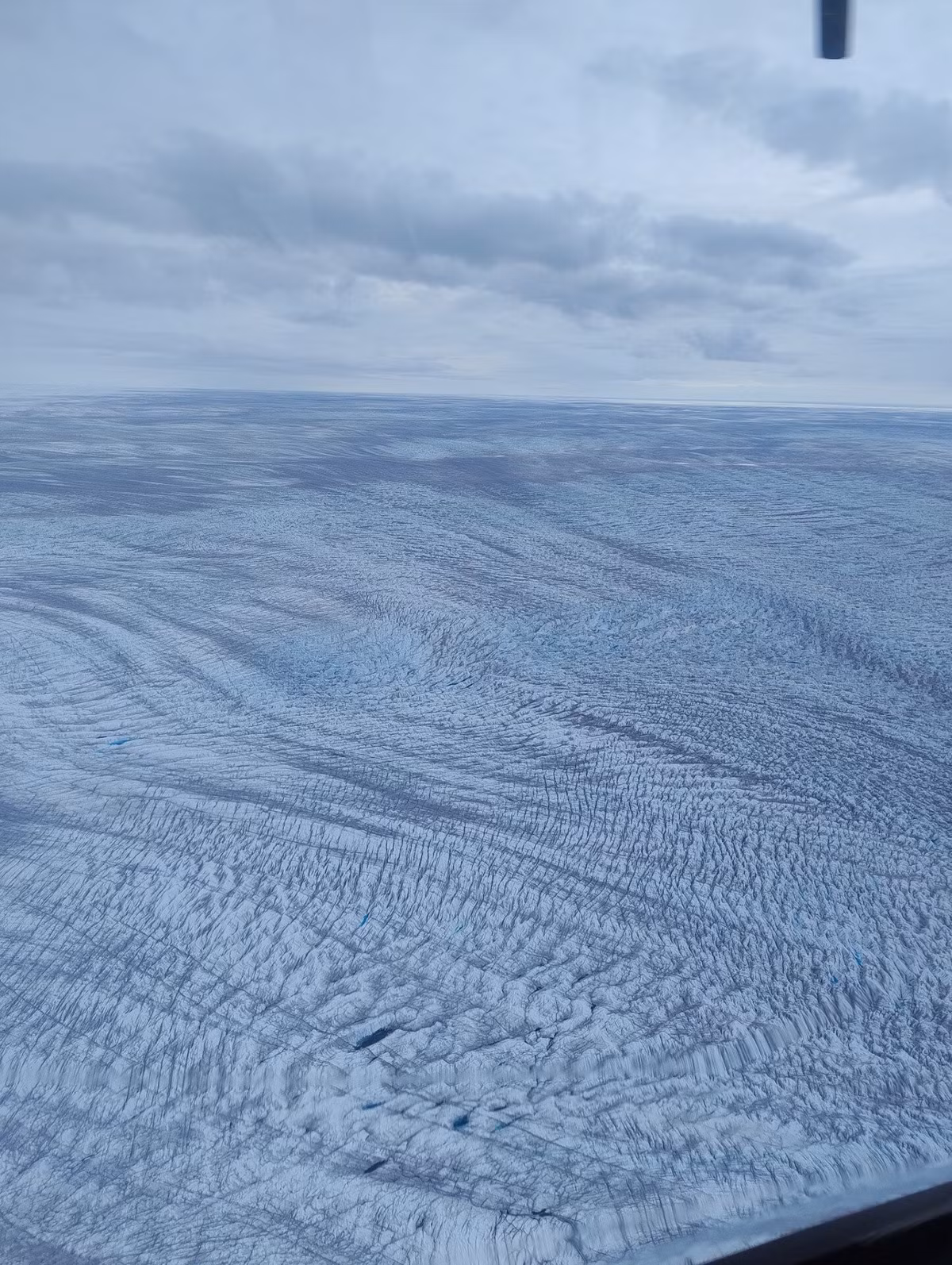 Kết quả cuối cùng là Greenland đã nhỏ hơn một chút. Tuy nhiên, hiệu ứng này không đồng đều trên khắp hòn đảo lớn nhất thế giới. Trong đó, một số phần ở đảo Greenland đang co lại và bị kéo lại gần nhau, trong khi những phần khác lại được kéo giãn và mở rộng. Ảnh: DTU Space.