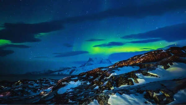 Greenland là một hòn đảo rộng 2,1 triệu km2, nằm trên mảng kiến tạo Bắc Mỹ. Các mảng kiến ​​tạo này là những mảng lớn của vỏ Trái đất di chuyển chậm rãi trên lớp phủ của hành tinh, một lớp đá nóng, bán rắn, chảy rất chậm theo thời gian. Ảnh: timesofindia.