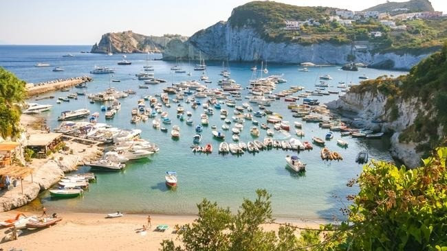 Đảo Palmarola được biết tới là nơi không có thị trấn lẫn đường giao thông, không có điện, không phủ sóng điện thoại di động, không có ô tô và không có bến phà. Ảnh: escape.com.au.