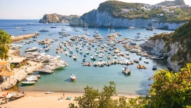 Đảo Palmarola được biết tới là nơi không có thị trấn lẫn đường giao thông, không có điện, không phủ sóng điện thoại di động, không có ô tô và không có bến phà. Ảnh: escape.com.au.