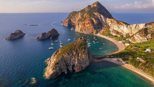 Nằm ở Địa Trung Hải, đảo Palmarola ở Italy là một trong những địa điểm mà những du khách muốn tạm rời xa cuộc sống đô thị náo nhiệt để tìm cảm giác bình yên, thoải mái, tự do. Ảnh: escape.com.au.