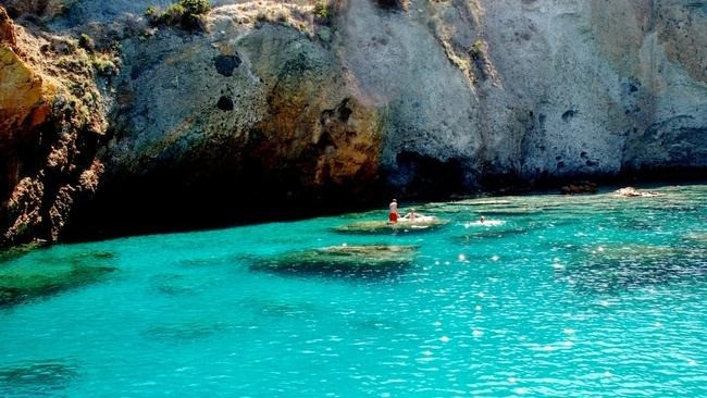 Thêm nữa, trên đảo Palmarola còn có một số di tích cổ xưa như tu viện thời Trung cổ, tàn tích còn sót lại của một khu định cư thời tiền sử... Ảnh: escape.com.au.