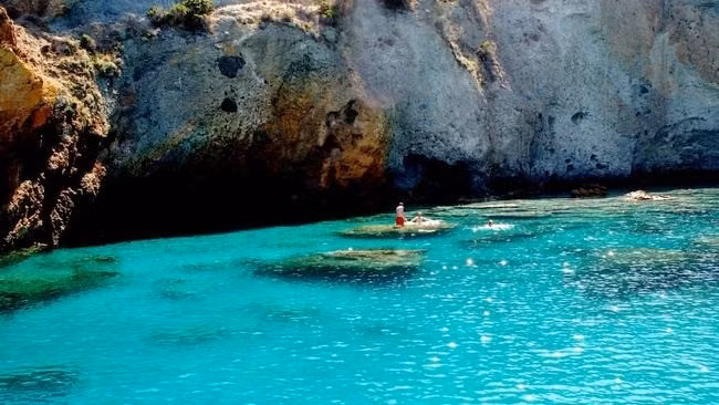 Thêm nữa, trên đảo Palmarola còn có một số di tích cổ xưa như tu viện thời Trung cổ, tàn tích còn sót lại của một khu định cư thời tiền sử... Ảnh: escape.com.au.